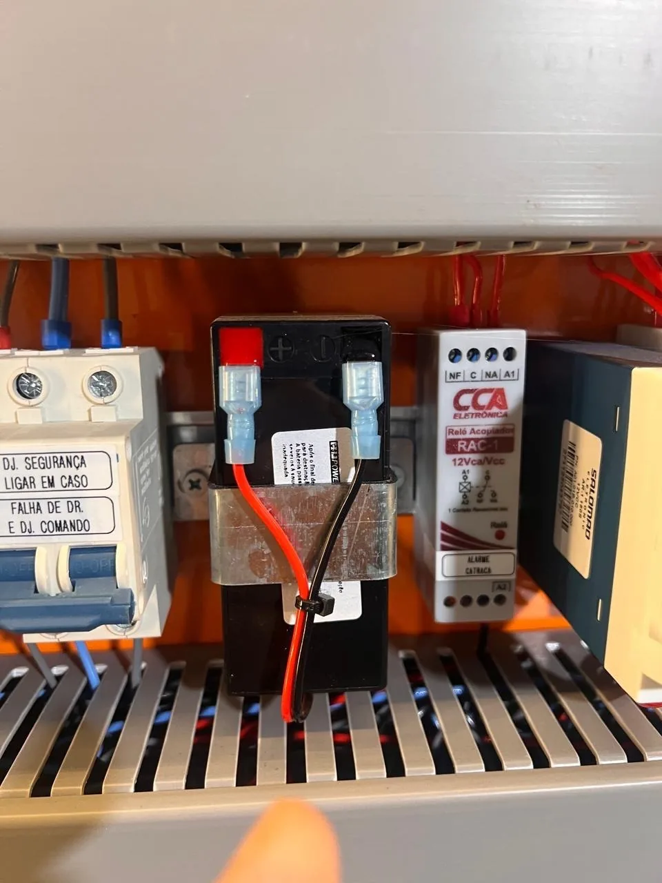Exemplo da bateria própria dos alarmes do quadro elétrico