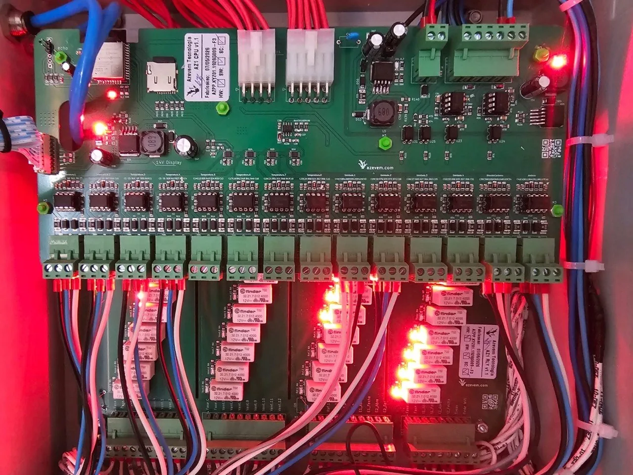 Exemplo de sensores conectados com cabos individuais na placa do controlador