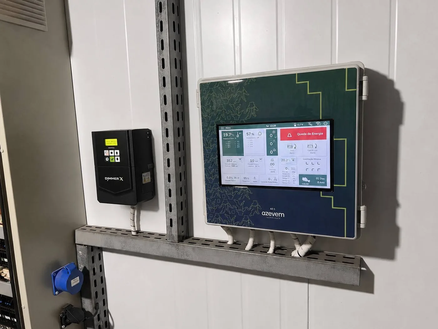 Exemplo do dimmer instalado afastado do controlador