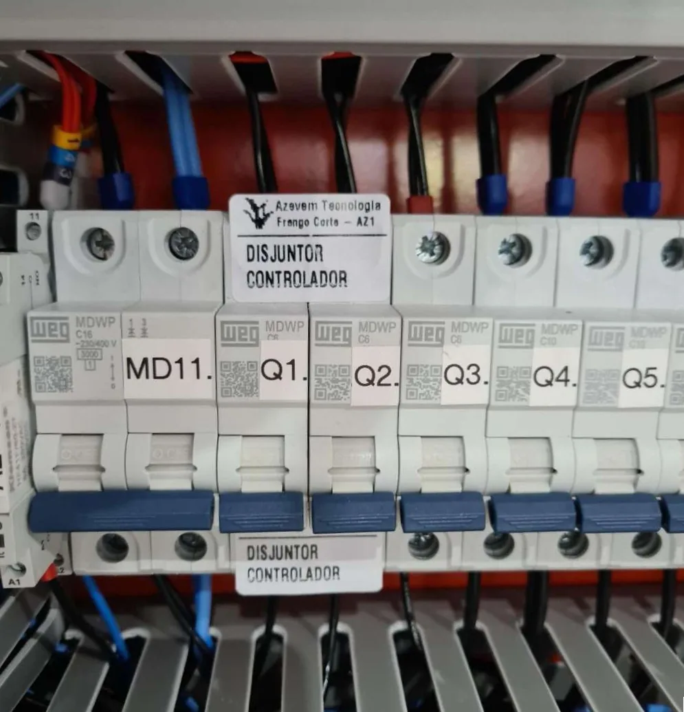 Exemplo de disjuntores individuais das fontes do controlador