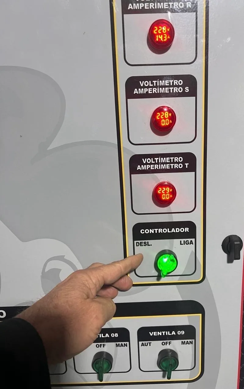 Exemplo da manopla liga/desliga do controlador no quadro elétrico