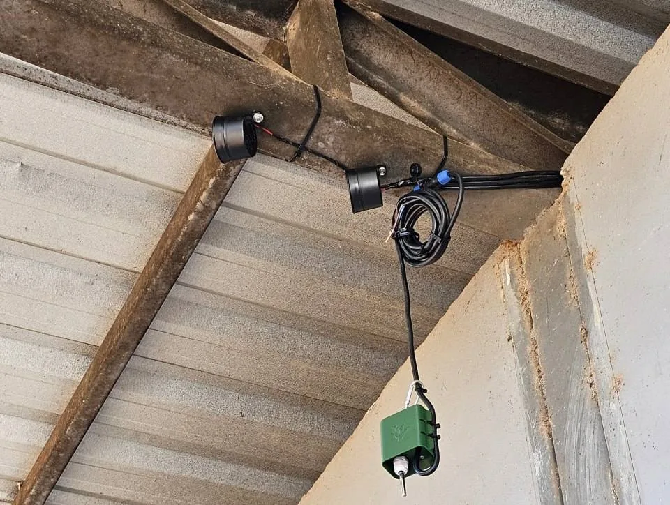 Exemplo de duas sirenes exclusivas conectadas ao controlador